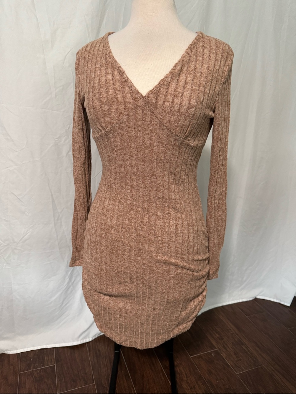 Ribbed V‑Neck Long Sleeve Bodycon Dress in Dusty Brown Size M